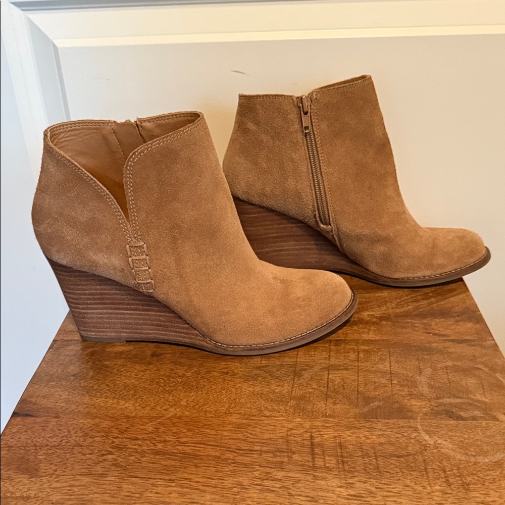 Women's Lucky Brand sz 8 Tan Suede Wedge Ankle Boots